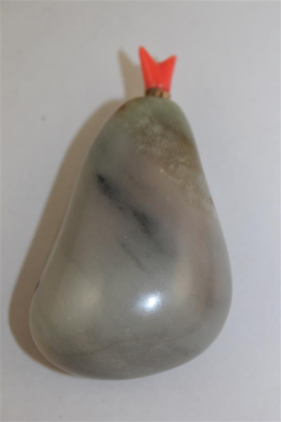 A Chinese grey and russet jade pebble snuff bottle, 1800-1900, 6.2cm, coral branch shaped stopper